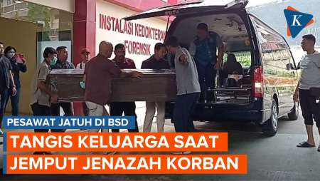 [FULL] Momen Jenazah Korban Pesawat Jatuh di BSD Tangsel Dibawa dari RS Polri, Keluarga Menangis