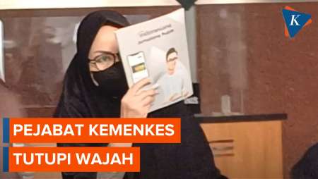 Momen Pejabat Kemenkes Hindari Wartawan Usai Diperiksa KPK