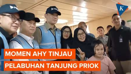 Tinjau Persiapan Nataru, AHY Sapa Penumpang di Pelabuhan Tanjung Priok