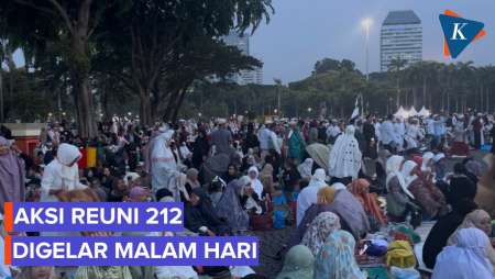 Massa Reuni 212 Gelar Shalat Maghrib Berjamaah Di Monas
