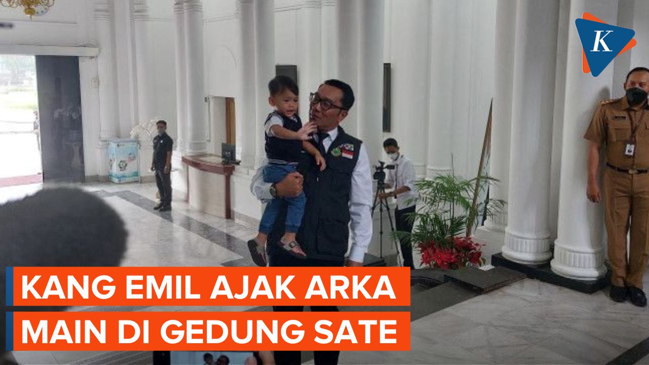 Mulai Bekerja, Ridwan Kamil Ajak Arka Bermain di Gedung Sate