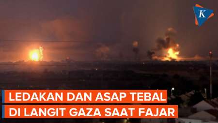 Ledakan Menerangi Langit Pagi Saat Matahari Terbit di Jalur Gaza