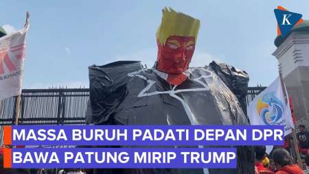 Massa Buruh Padati Gedung DPR Bawa Patung Mirip Trump