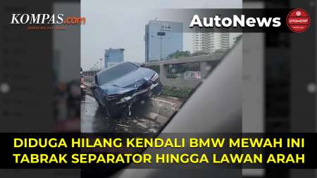 Ngebut, BMW Tabrak Separator hingga Lawan Arah di Jalan Gatot Subroto