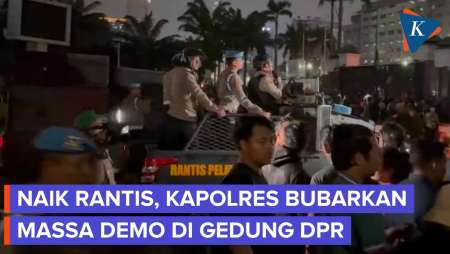 Naik Rantis Dan Berhelm, Kapolres Jakpus Pimpin Pasukan Pukul Mundur Massa Demo Di DPR