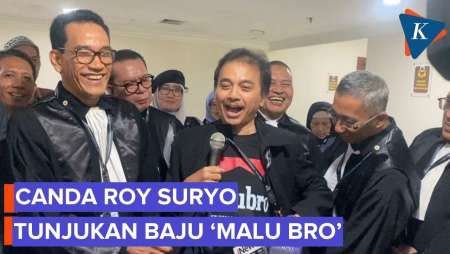 Candaan Roy Suryo Tunjukkan Baju “Malu Bro”