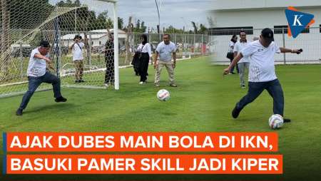 Momen Basuki Pamer Skill Jadi Kiper Saat Main Bola dengan Para Dubes di IKN