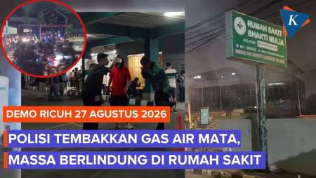 Gas Air Mata Ditembakkan di Pintu RS Bhakti Mulya, Massa Berlindung ke Dalam