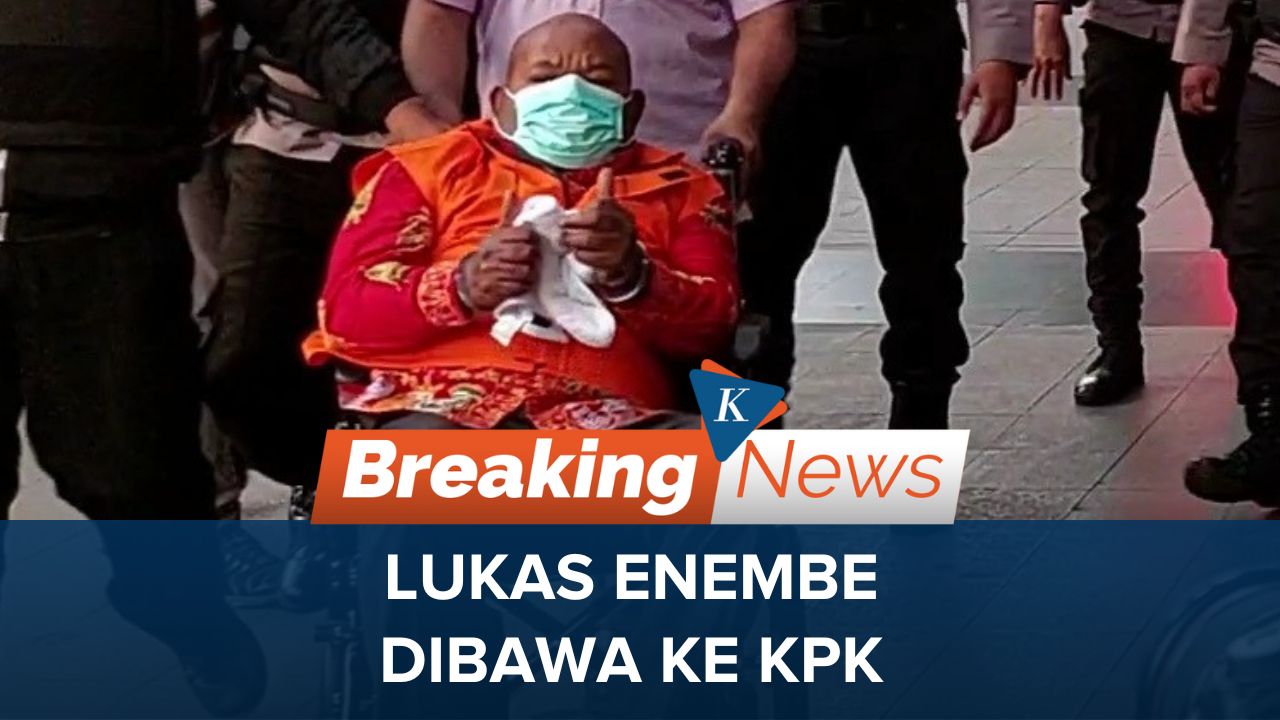 Momen Lukas Enembe Tiba di Gedung KPK Sembari Acungkan Jempol