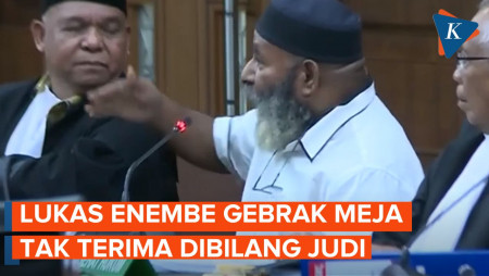 Momen Lukas Enembe Gebrak Meja, Tak Terima Disebut Main Judi di Singapura