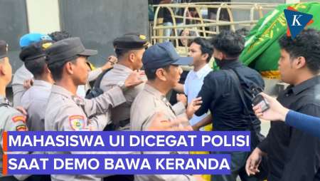 Polisi Cegat Mahasiswa UI Yang Bawa Keranda Dan Karangan Bunga Saat Demo