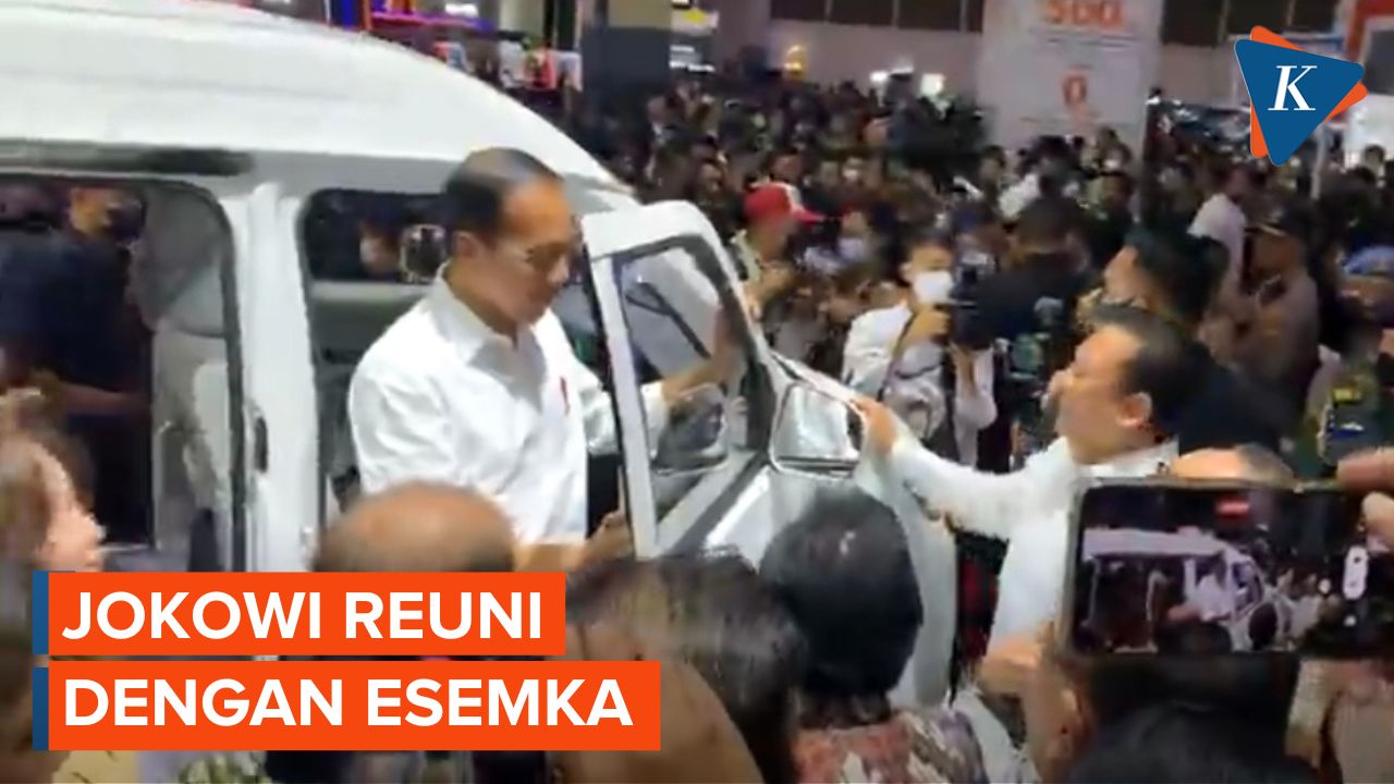 Momen Jokowi Jajal Mobil Listrik Buatan Esemka