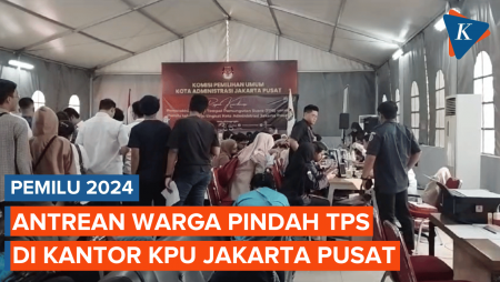 Warga Urus Pindah TPS Padati Antrean di Kantor KPU Jakarta Pusat