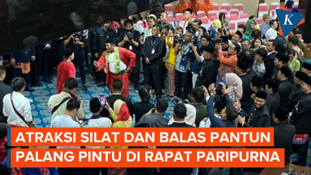 Atraksi Palang Pintu Meriahkan Rapat Paripurna HUT ke-496 DKI Jakarta