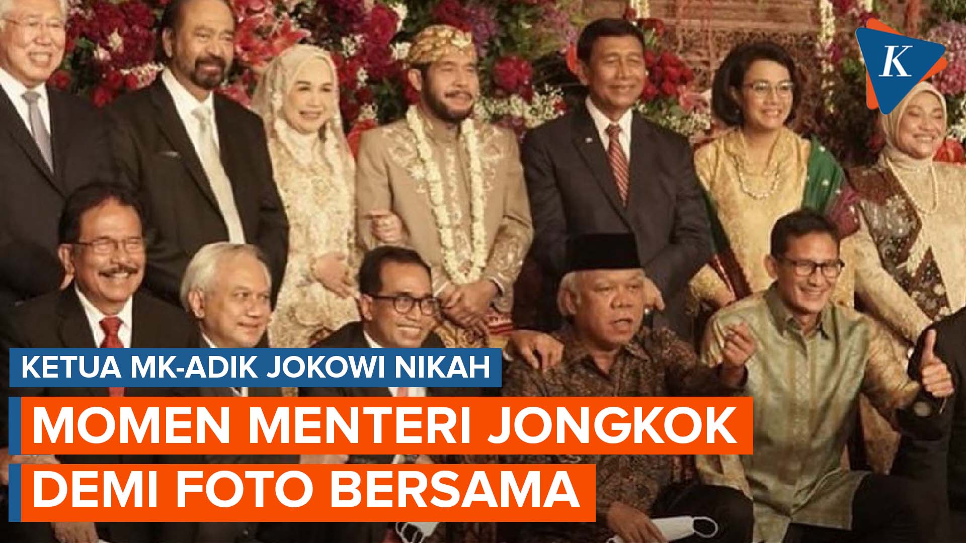 Para Menteri Jongkok untuk Berfoto dengan Ketua MK dan Adik Jokowi