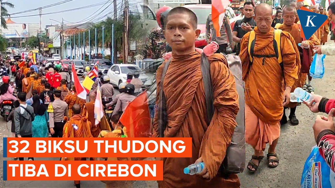 Puluhan Biksu Tiba di Cirebon, Warga Sambut Hangat dan Berikan Air