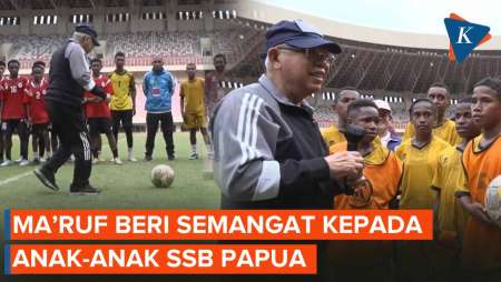 Momen Ma'ruf Amin Pakai Baju Olahraga dan Main Bola dengan Anak-anak Papua