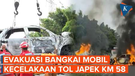 Momen Bangkai Mobil yang Terlibat Kecelakaan di Tol Cikampek Km 58 Dievakuasi