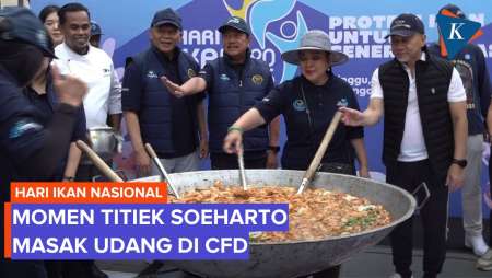 Momen Titiek Soeharto Masak Udang Di Wajan Raksasa Dalam Rangka Hari Ikan