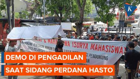 Di Luar Sidang Hasto, Massa Demo Bakar Keranda 