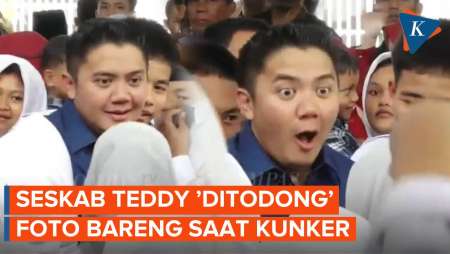 Kunjungi Sekolah Rakyat, Seskab Teddy ‘Diserbu’ Foto Bareng
