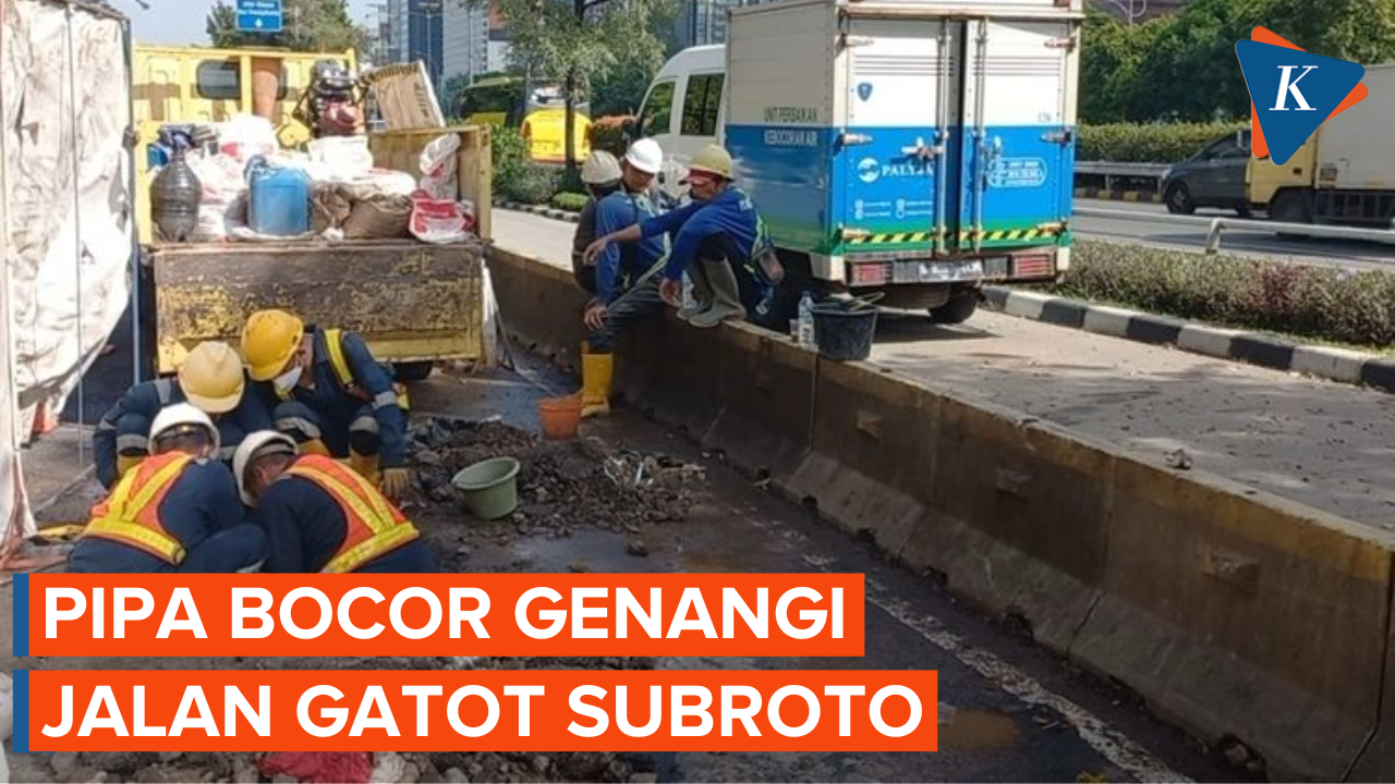 Gara-gara Pipa Bocor, Air Menyembur Genangi Jalan Gatot Subroto