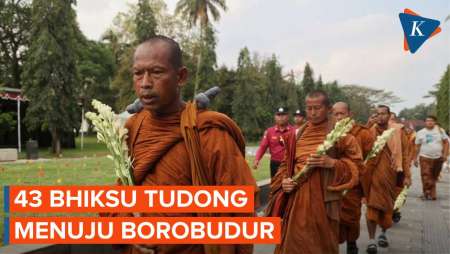 43 Biksu Jalani Ritual Thudong Jalan Kaki hingga Candi Borobudur