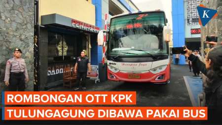 KPK Bawa 15 Pejabat Tulungagung Pakai Bus Usai Diperiksa Di Polres