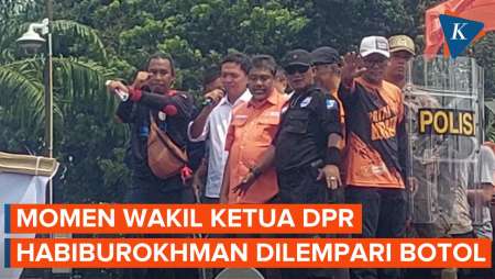 Temui Massa Aksi, Habiburokhman Dilempari Botol di Depan DPR