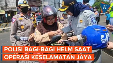 Polisi Bagi-bagi Helm ke Pengendara Motor yang Tertib Saat Operasi…