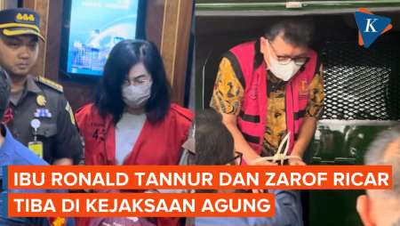 Momen Ibu Ronald Tannur dan Zarof Ricar Diborgol Saat Tiba di Kejaksaan Agung