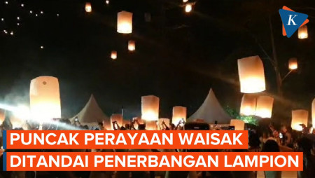 Momen Lampion Waisak Diterbangkan di Langit Borobudur