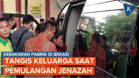 Tangis Keluarga Saat Pemulangan Jenazah Korban Kebakaran Pabrik di Bekasi