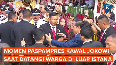 Paspampres Jaga Ketat Jokowi Saat Datangi Warga di Luar Istana Negara