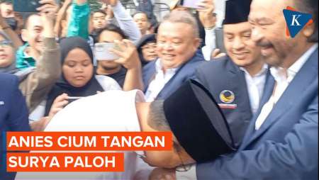 Momen Anies Cium Tangan Surya Paloh