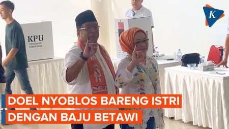 Momen Rano Karno Nyoblos Ditemani Istri