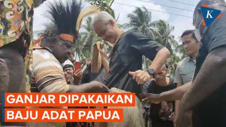 Momen Ganjar Dipakaikan Baju Adat Saat Kampanye Hari Pertama di…