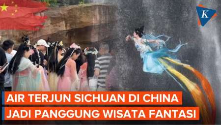 Turis China “Terbang” Di Air Terjun Sichuan, Bak Film Fantasi!