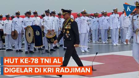 HUT ke-79 TNI AL, Panglima Agus Pimpin Upacara di KRI dr Radjiman Wedyodiningrat-992