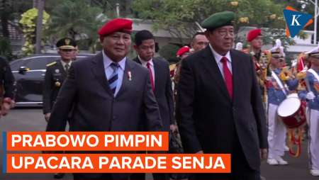 Momen Prabowo Kenakan Baret Merah dan Jadi Inspektur Upacara Parade Senja