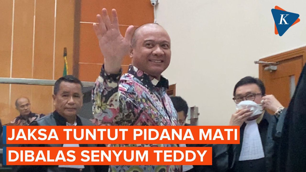 Usai Jaksa Tuntut Pidana Mati, Teddy Minahasa Lempar Senyum ke Awak Media 