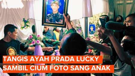 Momen Serma Christian, Ayah Prada Lucky Menangis dan Cium Foto Putranya di Depan Peti Jenazah