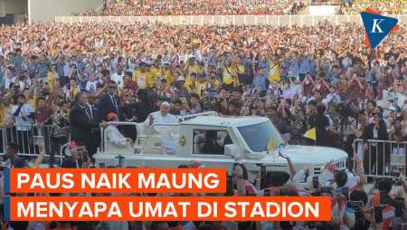 Momen Paus Fransiskus Naik Maung Keliling Stadion Madya GBK