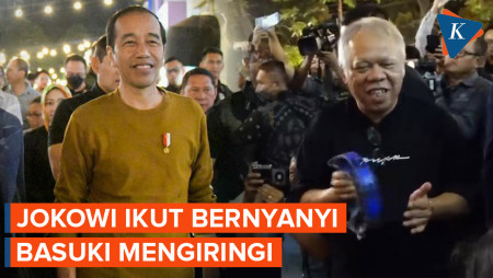 Jokowi Nyanyi Bareng Musisi Jalanan di Bandung: Kau Dewiku...