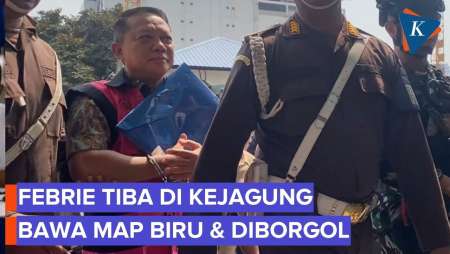 Febrie Bawa Map Biru Saat Tiba Di Kejagung