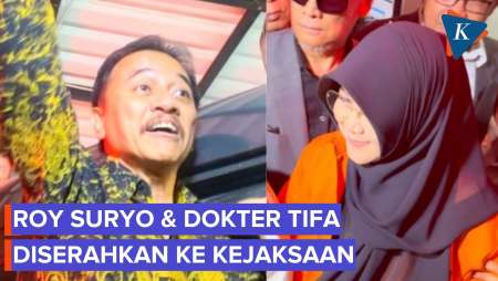 Momen Roy Suryo Dibawa Mobil Tahanan, Kepalkan Tangan Teriak "Allahuakbar, Semangat"