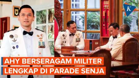 Gaya AHY Berseragam Militer Lengkap di Upacara Parade Senja