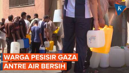 Momen Warga Pesisir Gaza Antre Air Sumur untuk Minum hingga Mencuci 