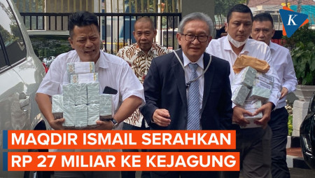 Tiba di Kejagung, Maqdir Ismail Tunjukkan Uang Rp 27 Miliar…