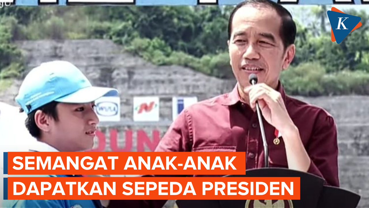Momen Presiden Jokowi Bagi-bagi Sepeda di Peresmian Bendungan